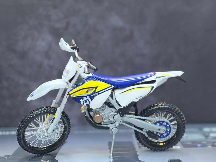 ماکت موتور سیکلت Husqvarna مقیاس ۱:۱۲ برند Maisto فلزی